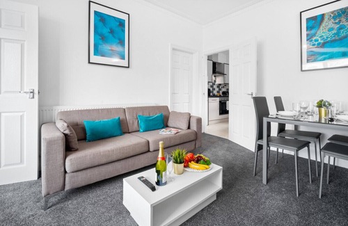 Harborne House | Two Bed House - Courtyard - Parking - Harborne