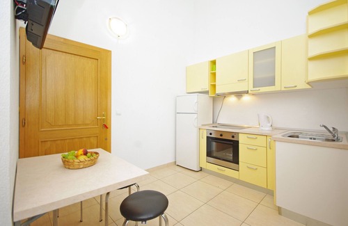 Bratus Apartment | Two bedroom apartment with balcony and sea view Krvavica, Makarska (A-18911-a)