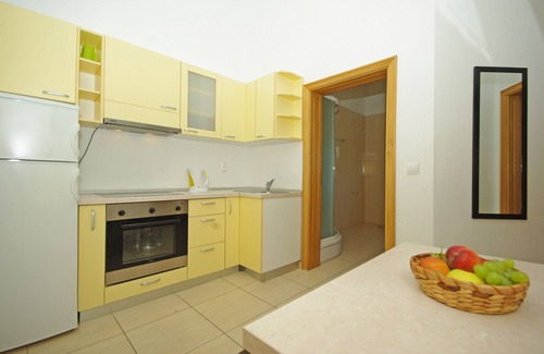 Bratus Apartment | Two bedroom apartment with balcony and sea view Krvavica, Makarska (A-18911-a)