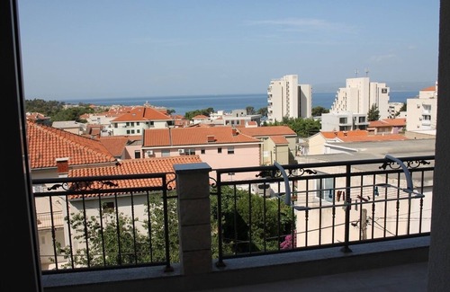 Gorinka Apartment | Two bedroom apartment with balcony and sea view Makarska (A-21911-e)