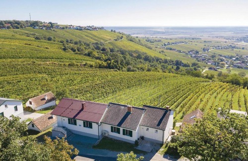 Deutsch Schuetzen-Eisenberg House | Two-Bedroom Holiday Home in Eisenberg