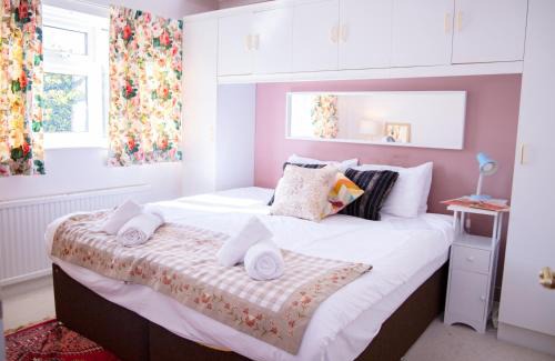 Cherry Hinton House | Two bedroom corporate and family stay with parking - Orbitat Accommodations