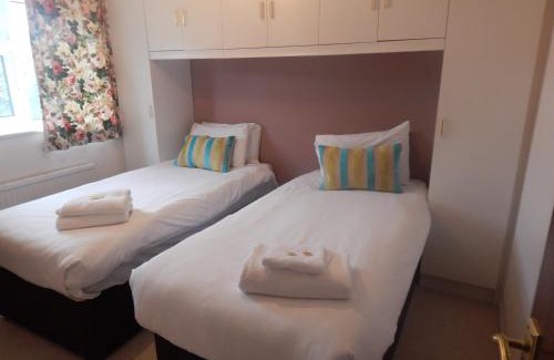 Cherry Hinton House | Two bedroom corporate and family stay with parking - Orbitat Accommodations