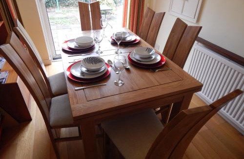 Cherry Hinton House | Two bedroom corporate and family stay with parking - Orbitat Accommodations