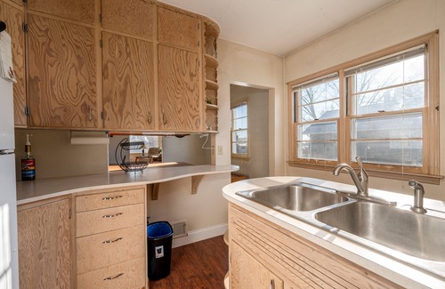 Coleraine House | Two Bedroom Cottage near Mt Itasca, Hodgins-Bernardo Arena, Eagle Ridge Golf Course & Trout Lake
