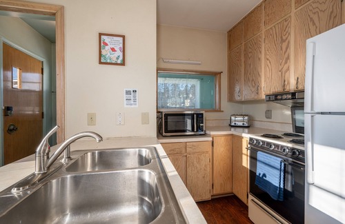 Coleraine House | Two Bedroom Cottage near Mt Itasca, Hodgins-Bernardo Arena, Eagle Ridge Golf Course & Trout Lake