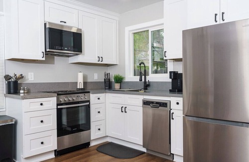 Alpine Cottage | Two Bedroom cottage sleeps 6 & just 7 min from Viejas Casino