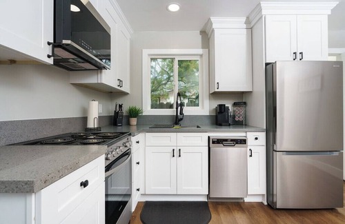 Alpine Cottage | Two Bedroom cottage sleeps 6 & just 7 min from Viejas Casino