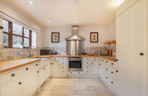 Whichford Cottage | Two bedroom dog friendly holiday cottage with wood burning stove - Tyte Cottage