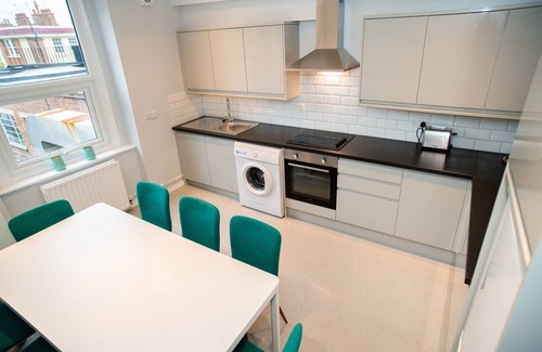 Islington Apartment | Two Bedroom Duplex in Angel High Street Close to Shops and Cafes