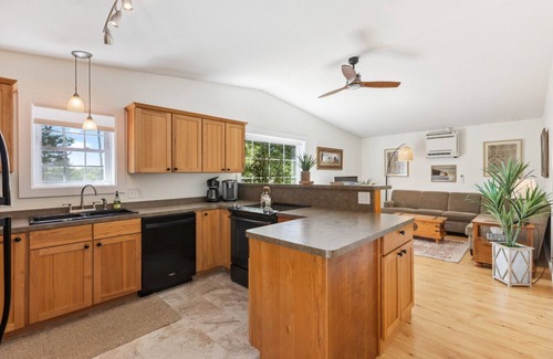 Nisswa House | Two-Bedroom House on 5-Acres with Outdoor Hot Tub, Sauna, and Tennis Court (plus extra cabin)