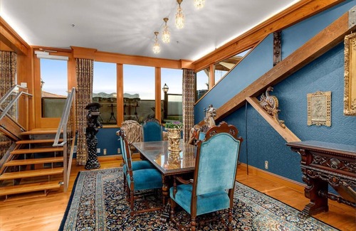 Hood River Apartment | Two-bedroom Penthouse with rooftop BBQ, dining & hot tub.