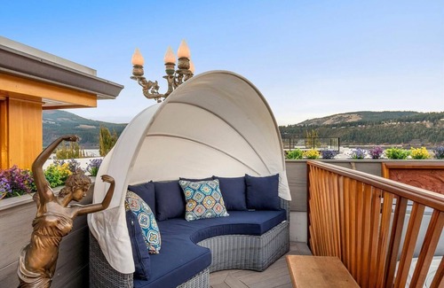 Hood River Apartment | Two-bedroom Penthouse with rooftop BBQ, dining & hot tub.