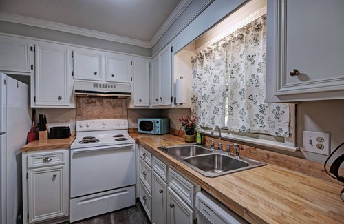 Tougaloo House | Two Bedroom Townhome Near Ridgeland Close to Water