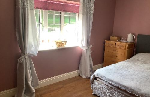 Colwyn Bay House | Two Bedrooms, One Super King Room & One Double Room, plus Sofa Beds & Cot with Private Bathroom for up to 2 Adults & 5 Children & 1 Infant