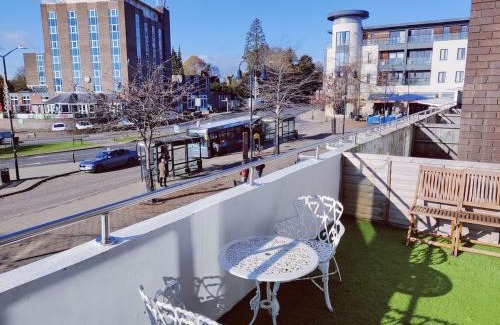 Kenilworth Apartment | Two Floor Flat in Town Center