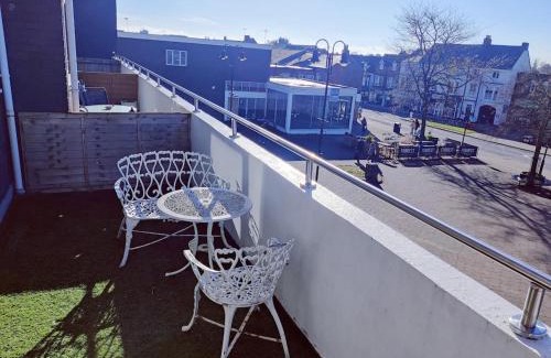 Kenilworth Apartment | Two Floor Flat in Town Center
