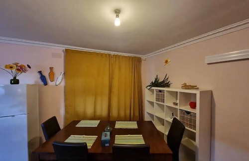 Tullamarine House | Two Pines, house near airport and shopping!