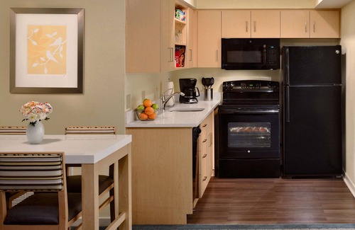Somerset House | Two Suites with Full Kitchen, Pool & Gym Close to Rutgers University
