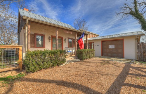 Fredericksburg House | TX 2-Step Guesthouse:Pet Friendly-3Min to Downtown