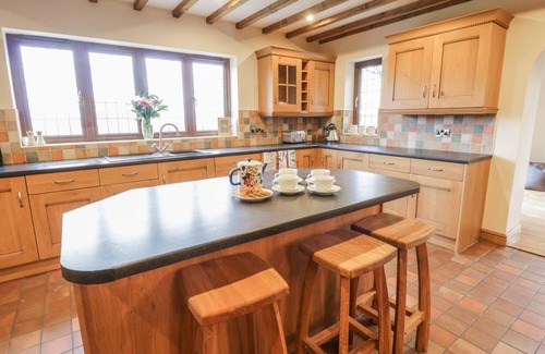 Caersws Cottage | TY BERLLAN, pet friendly, with hot tub in Caersws