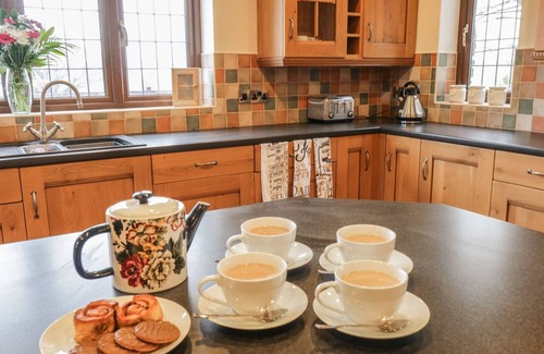 Caersws Cottage | TY BERLLAN, pet friendly, with hot tub in Caersws