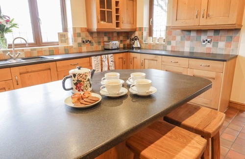 Caersws Cottage | TY BERLLAN, pet friendly, with hot tub in Caersws