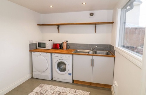 Rhyd-y-clafdy Cottage | TY CAPEL, pet friendly, with a garden in Pwllheli