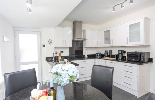 Llanbedrog House | TY CERRIG, pet friendly, country holiday cottage in Llanbedrog