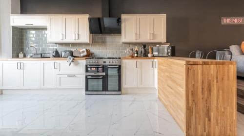 Newport House | Tŷ Hapus Newport - Luxury 4 Bedroom Home