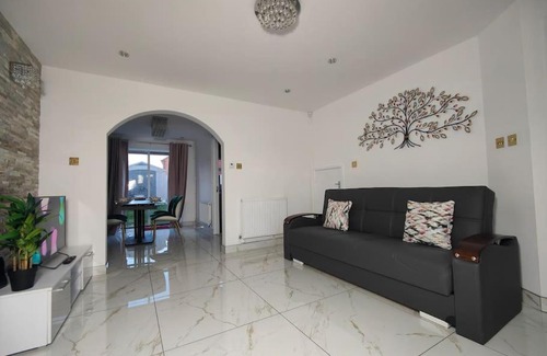Stonnall Apartment | Tyburn Home, Birmingham with FREE Parking