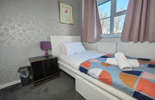 Stonnall Apartment | Tyburn Home, Birmingham with FREE Parking