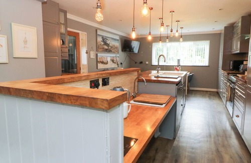 Bethania House | TYNEWYDD FIELDS, pet friendly, with pool in Cross Inn