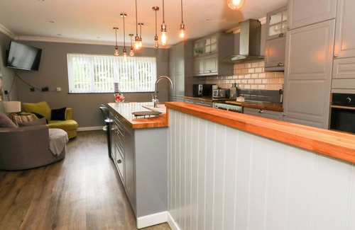 Bethania House | TYNEWYDD FIELDS, pet friendly, with pool in Cross Inn