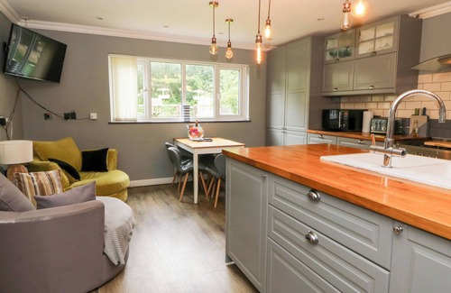 Bethania House | TYNEWYDD FIELDS, pet friendly, with pool in Cross Inn