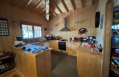 Piraillan House | Typical house in a peaceful setting surrounded by pine trees.