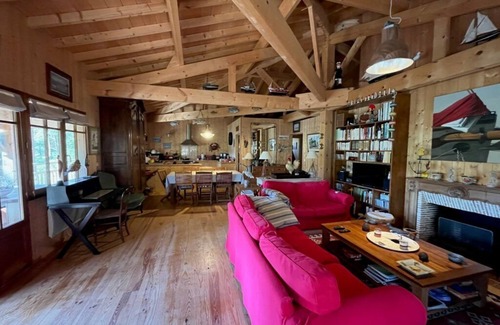 Piraillan House | Typical house in a peaceful setting surrounded by pine trees.