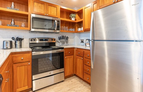 Downtown Eugene Apartment | U of O within reach! Good WIFI! Vibrant Stay!