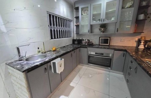 Constantia Kloof Apartment | uBuhle - 2 bed with shared full bathroom