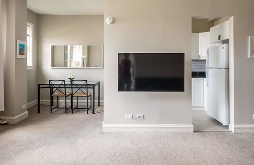 East Hyde Park Apartment | UChicago, Lake, Sci Museum | Gym + W&D | Zencity