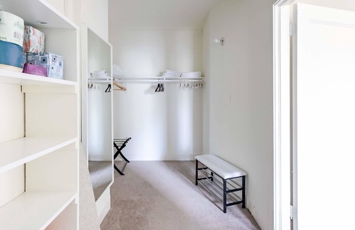 East Hyde Park Apartment | UChicago, Lake, Sci Museum | Gym + W&D | Zencity