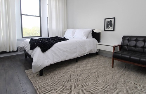 East Hyde Park Apartment | UChicago, Shops + Eats, Lake | Gym + W&D | Zencity