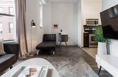 East Hyde Park Apartment | UChicago, Shops + Eats, Lake | Gym + W&D | Zencity
