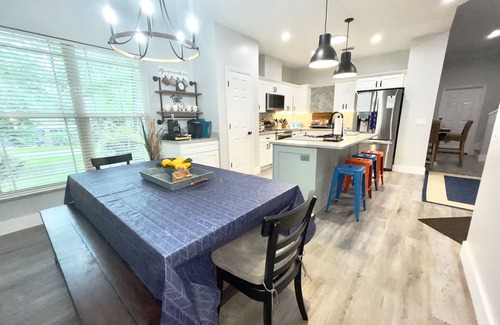 Gainesville House | UF 4BR/4BA Gem–Walk to Stadium-Renovated-Spacious-New Beds-Clean & Spacious