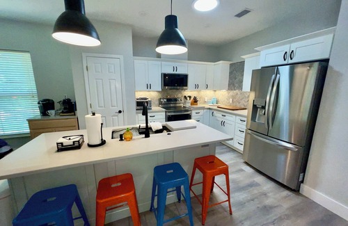 Gainesville House | UF 4BR/4BA Gem–Walk to Stadium-Renovated-Spacious-New Beds-Clean & Spacious