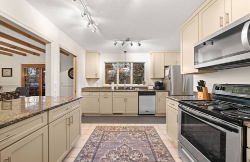 Royal Pines House | Ultimate Asheville Getaway, Hot Tub and Gas Grill!