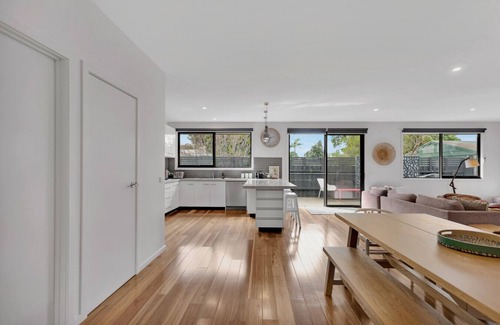 Barwon Heads Apartment | Ultimate Barwon Heads Beach House- Sleeping upto 12, Walk everywhere!