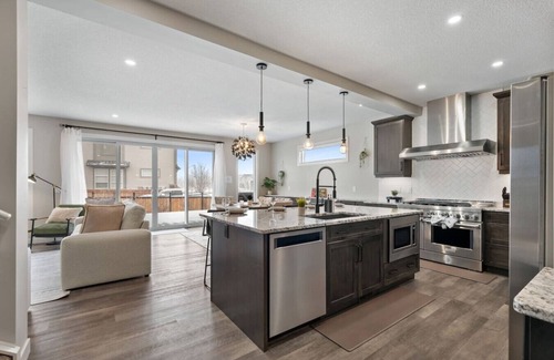 Southeast Calgary House | Ultimate Estate » Central AC » Karaoke » Billiards