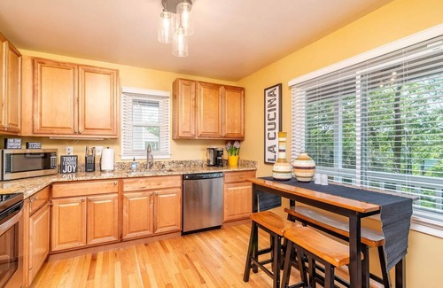 Fairfax House | ✨ Ultimate Fairfax Stay | Work & Explore | Near DC, Metro, Dining! ✨