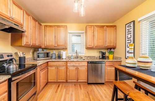Fairfax House | ✨ Ultimate Fairfax Stay | Work & Explore | Near DC, Metro, Dining! ✨